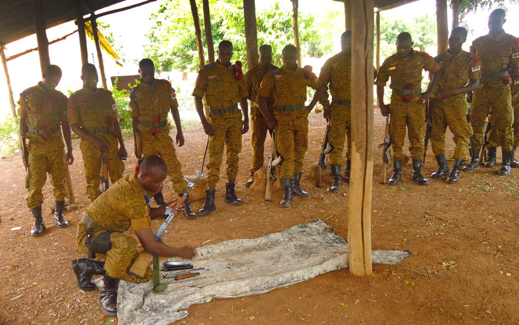 Bloccato invio armamenti al Burkina Faso per lotta al terrorismo 1 soldati burkinabè ricevono armamenti e addestramento