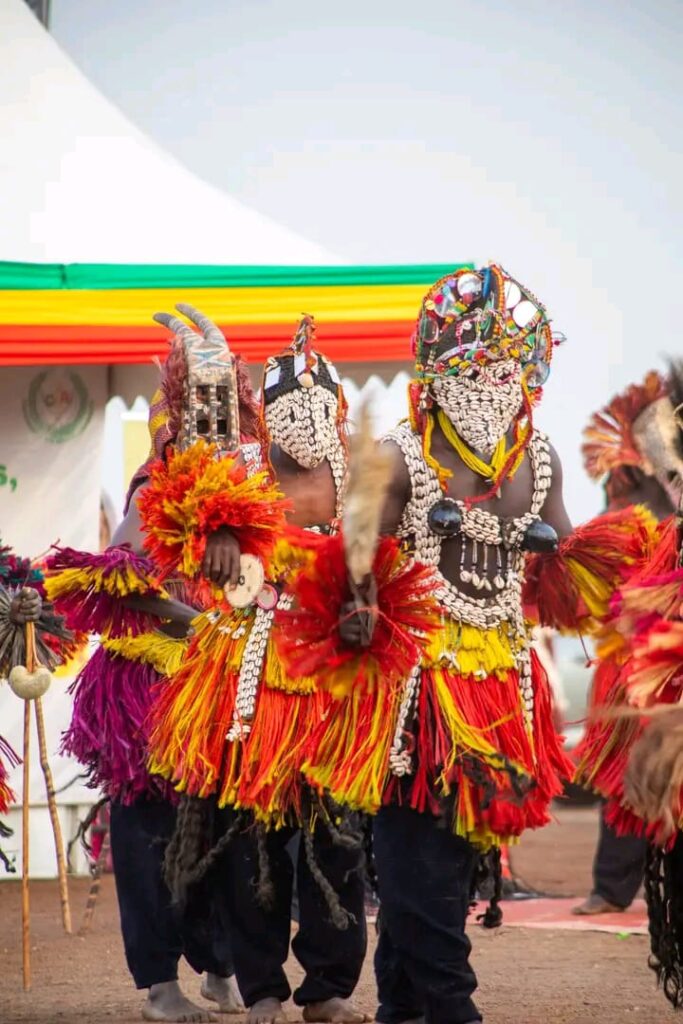 Un ponte tra dune e acque lungo il fiume Niger. Festival Ogobagna 2026 per la riconciliazione del Mali 4 202602 BAMAKO festival ogobagna masques 1