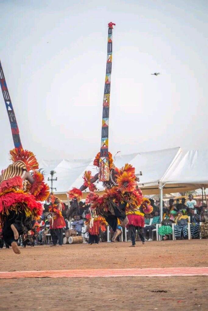 Un ponte tra dune e acque lungo il fiume Niger. Festival Ogobagna 2026 per la riconciliazione del Mali 2 202602 BAMAKO festival ogobagna masques