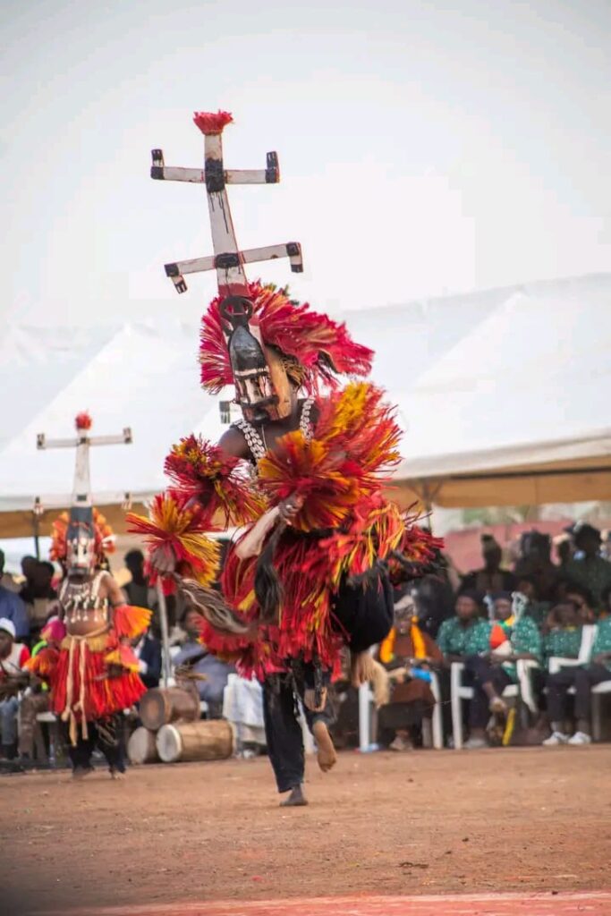 Un ponte tra dune e acque lungo il fiume Niger. Festival Ogobagna 2026 per la riconciliazione del Mali 1 202602 BAMAKO festival ogobagna performance masque