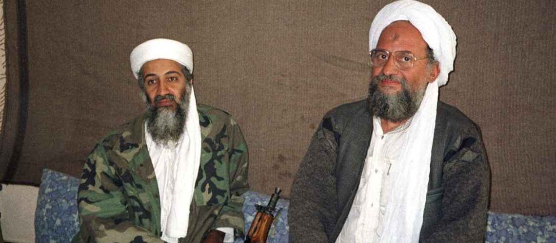 Osama bin Laden e Ayman al-Zawahiri fianco a fianco, ovvero i due fondatori di Al Qaeda mentre rispondono a un'intervista rilasciata a un giornalista pakistano nel novembre 2001.
REUTERS/Hamid Mir/Editor/Ausaf Newspaper for Daily Dawn