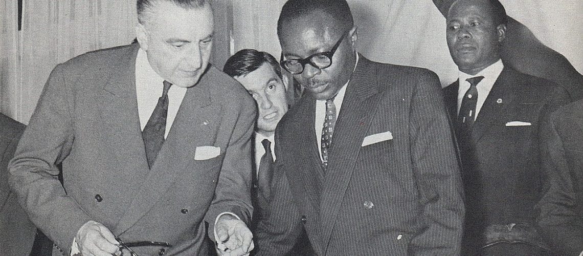 Louis Jacquinot, ministro della Francia d'oltremare, e Maurice Yaméogo, il primo presidente della repubblica dell'Alto Volta, al momento della ratifica dell'indipendenza, il 4 agosto 1960
